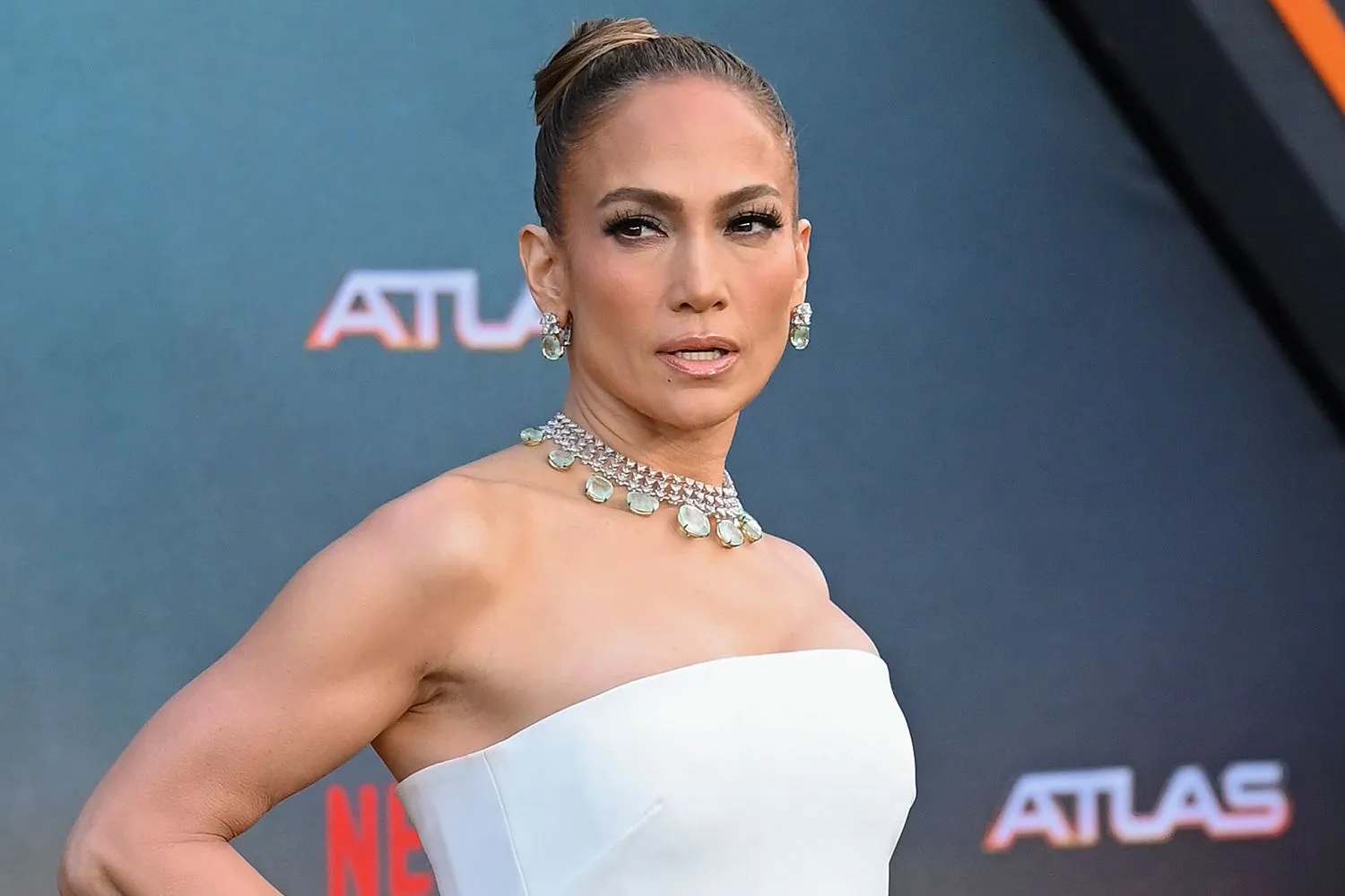 jennifer-lopez-apparently-ignores-ben-affleck-related-questions-at-atlas-premiere