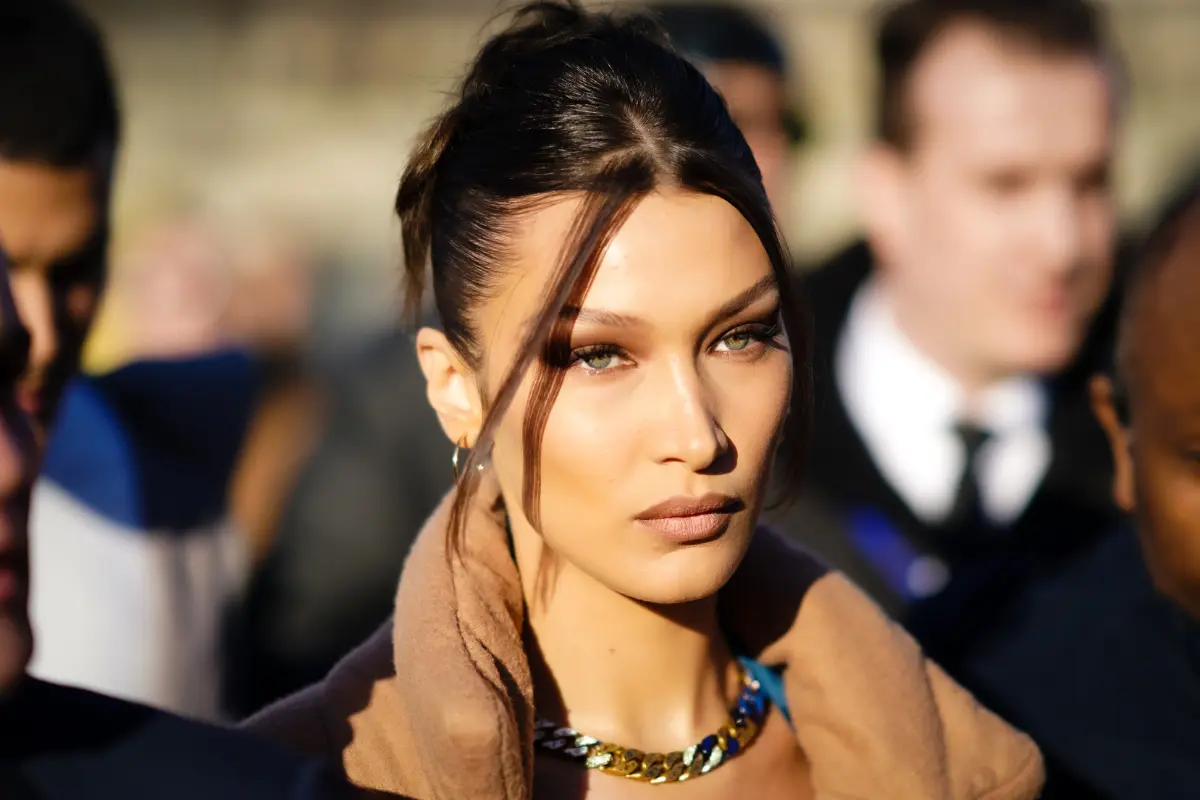 bella-hadid-wore-keffiyeh-dress-in-a-homage-to-the-palestinian-heritage