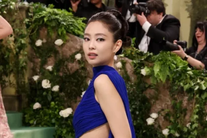 blackpinks-jennie-posts-photoshopped-met-gala-2024-photo-with-vittoria-ceretti-cut-out-all-the-men