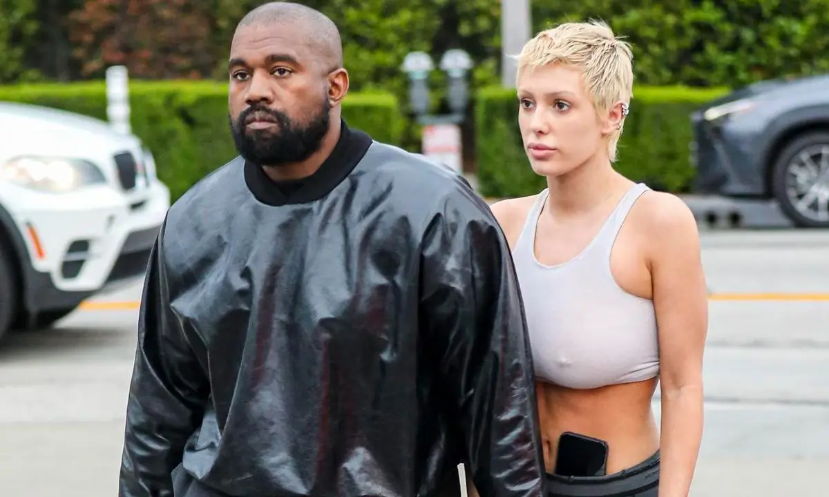 bianca-censori-spotted-at-japan-airport-with-husband-kanye-west