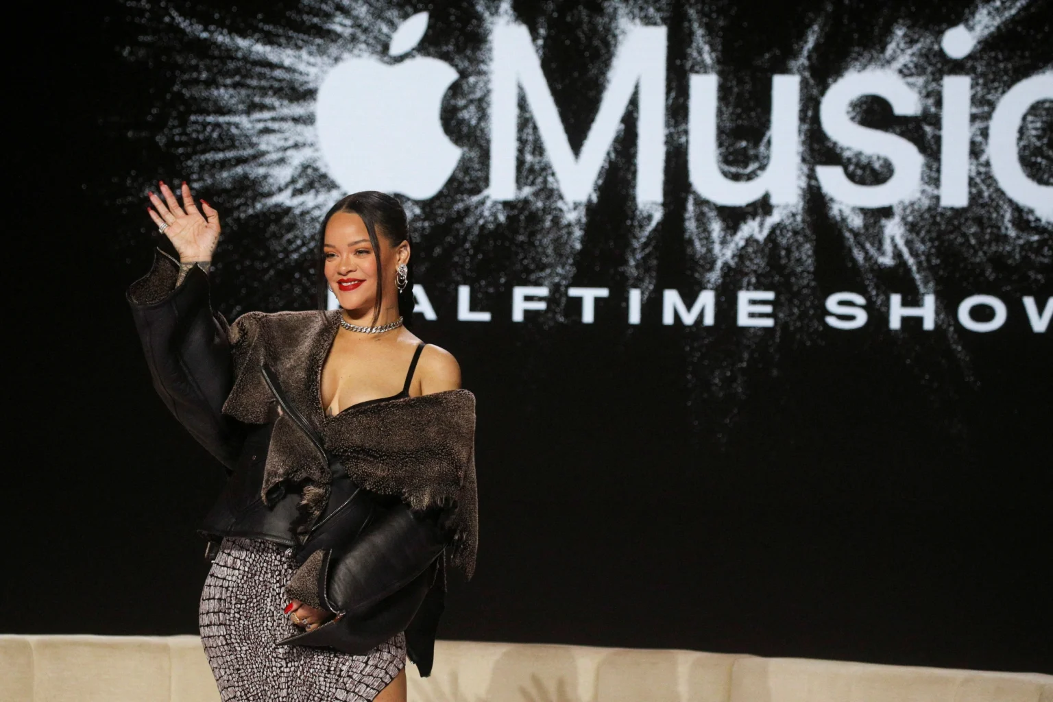 rihanna-seemingly-announced-retirement-news-with-a-bold-message