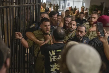 israeli-protesters-storm-army-bases-over-arrest-of-soldiers-accused-of-abusing-palestinian-prisoner