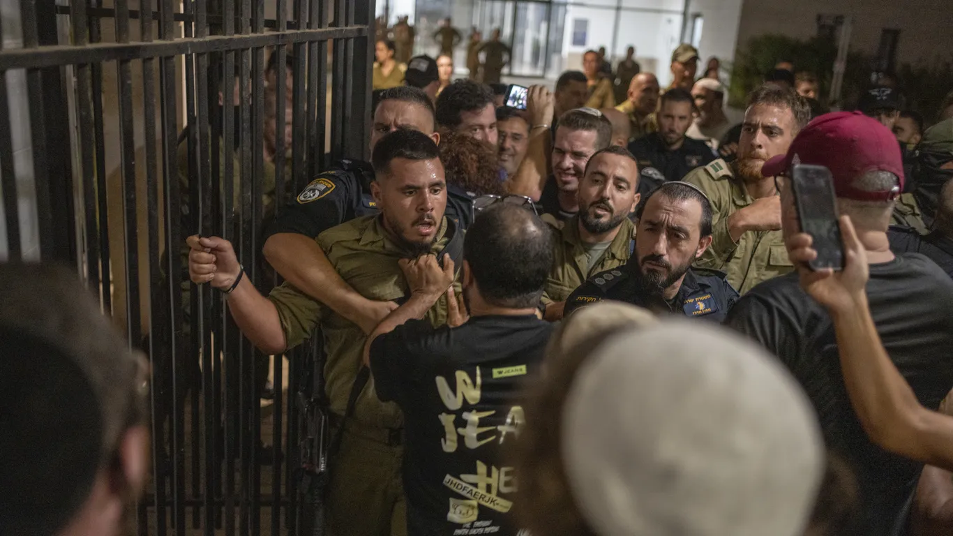 israeli-protesters-storm-army-bases-over-arrest-of-soldiers-accused-of-abusing-palestinian-prisoner