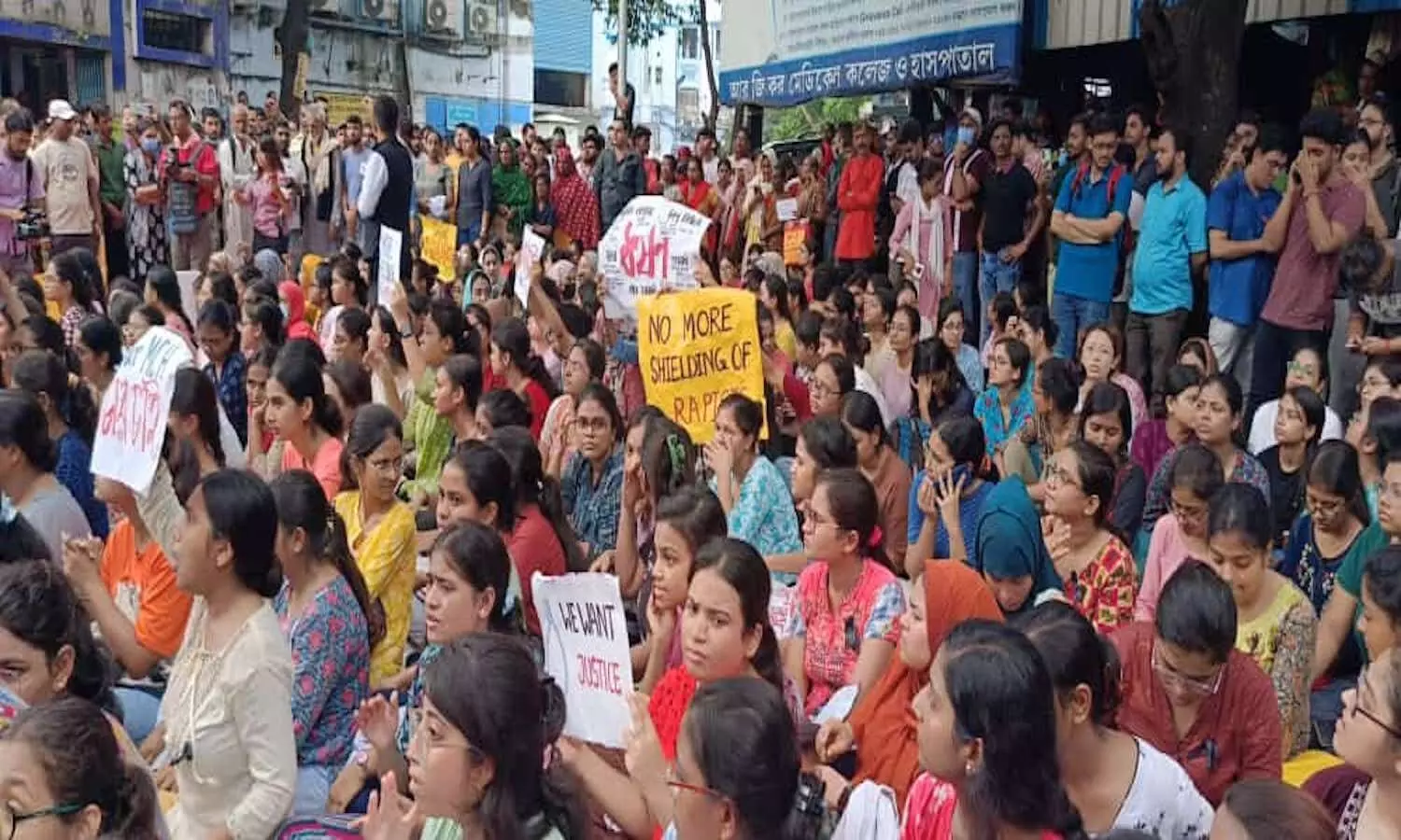 protesters-stop-buses-block-train-tracks-in-the-eastern-indian-state-of-west-bengal-amid-the-rape-case-of-moumita-debnath