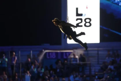 tom-cruise-performed-a-daring-skydiving-stunt-to-hand-the-flag-over-to-los-angeles-for-the-2028-olympic-ceremony