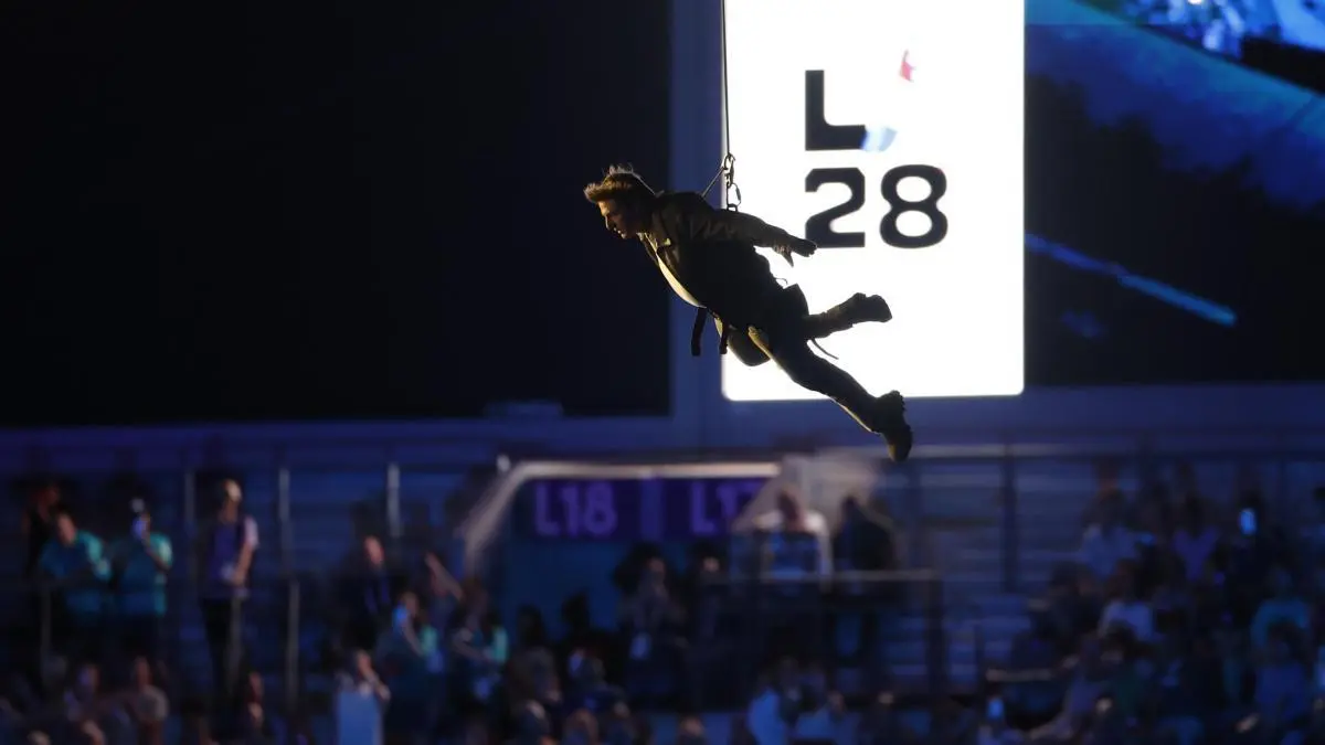 tom-cruise-performed-a-daring-skydiving-stunt-to-hand-the-flag-over-to-los-angeles-for-the-2028-olympic-ceremony