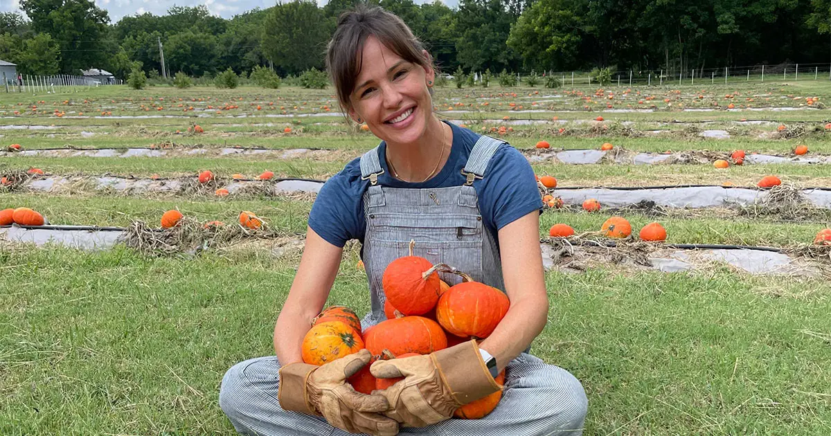 jennifer-garner-shares-farm-fresh-facts-from-pumpkin-fields