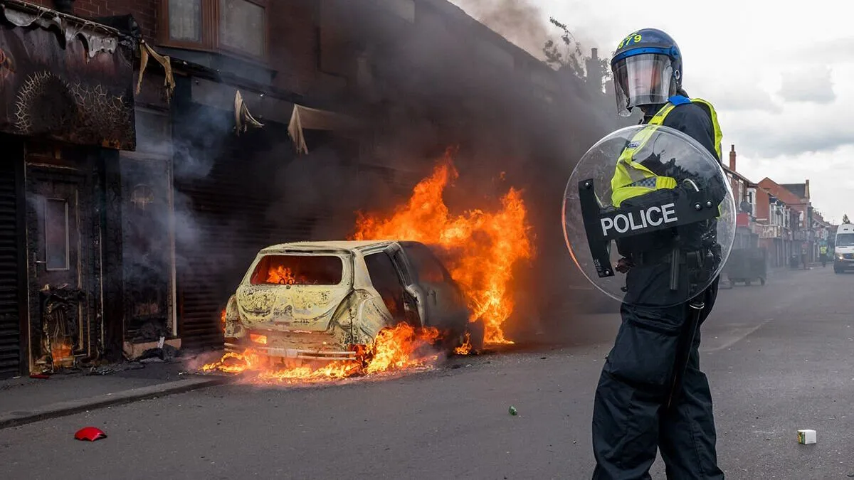 uk-police-set-to-handle-anti-muslim-and-anti-immigrant-riots-keir-pm-starmer