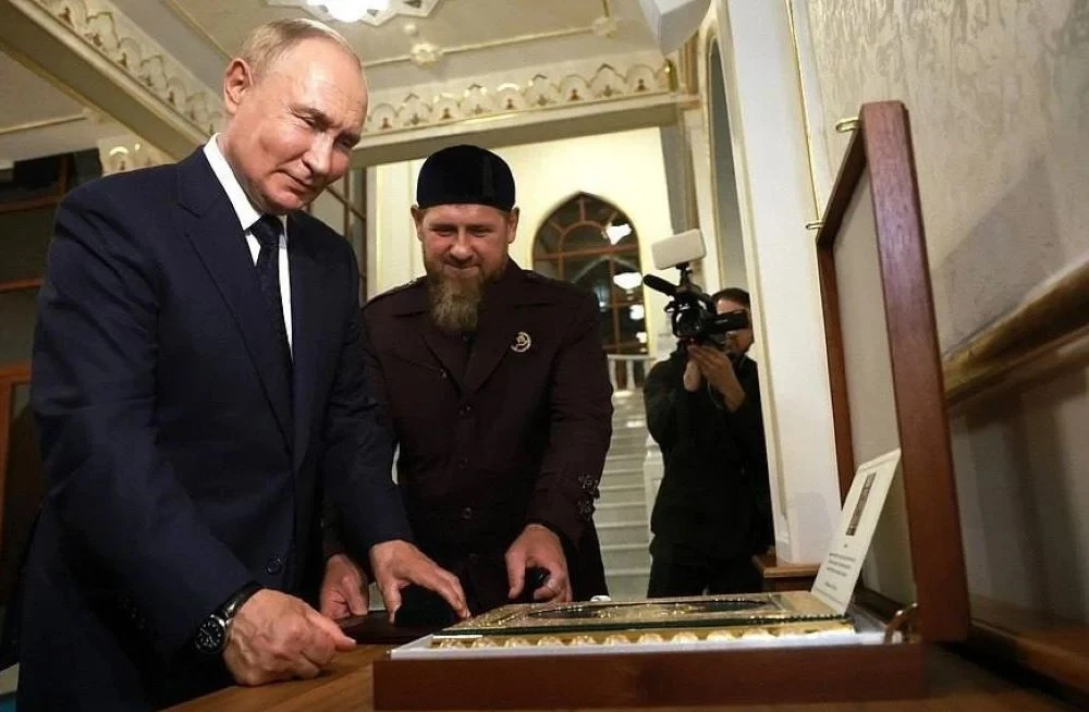 russian-president-vladimir-putin-kisses-gold-encrusted-holy-quran-during-his-visit-to-a-mosque-in-chechnya