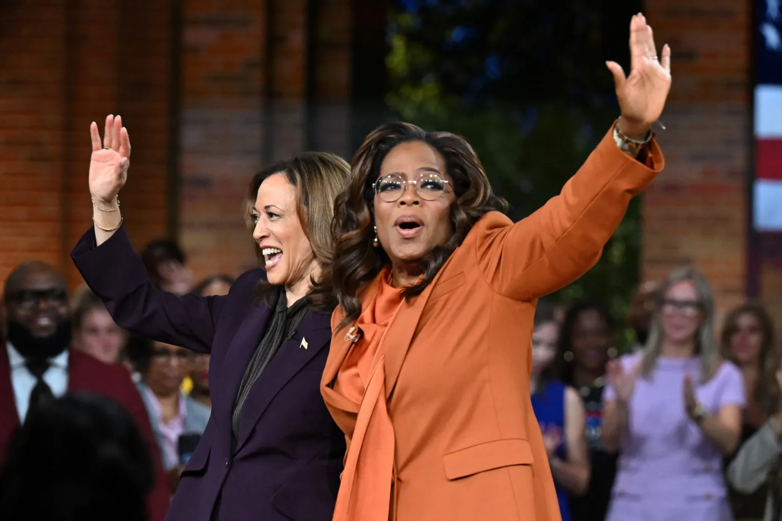 kamala-harris-joins-oprah-winfrey-in-a-dynamic-star-studded-campaign-event