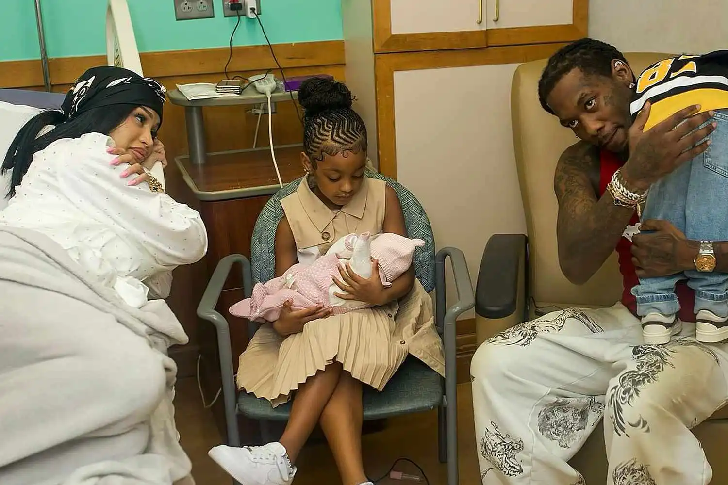 cardi-b-shares-photos-of-her-newborn-baby-estranged-husband-offset