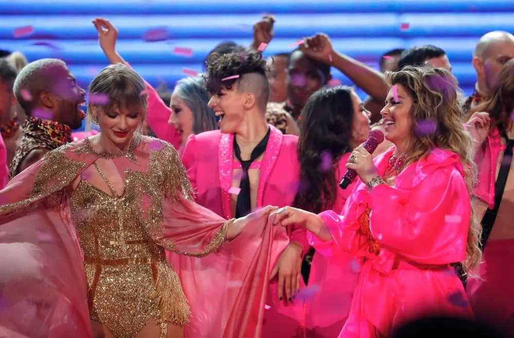 shania-twain-fuels-rumors-of-collaboration-with-taylor-swift-in-new-post